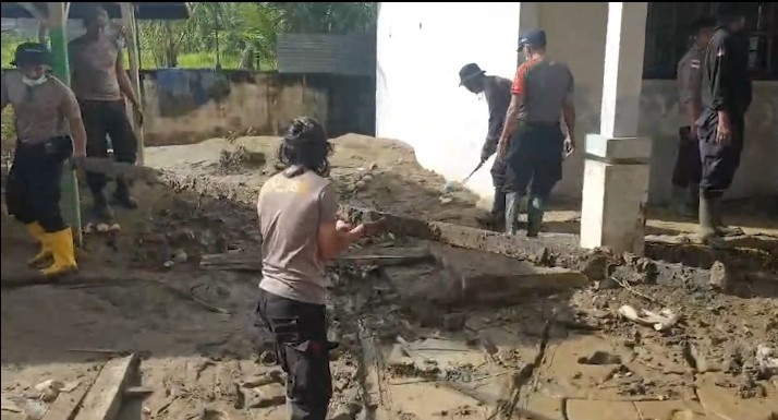 Polri Tegaskan Komitmen Pemulihan Pascabencana, SMA Negeri 1 Peusangan Siap untuk Kegiatan Belajar Mengajar