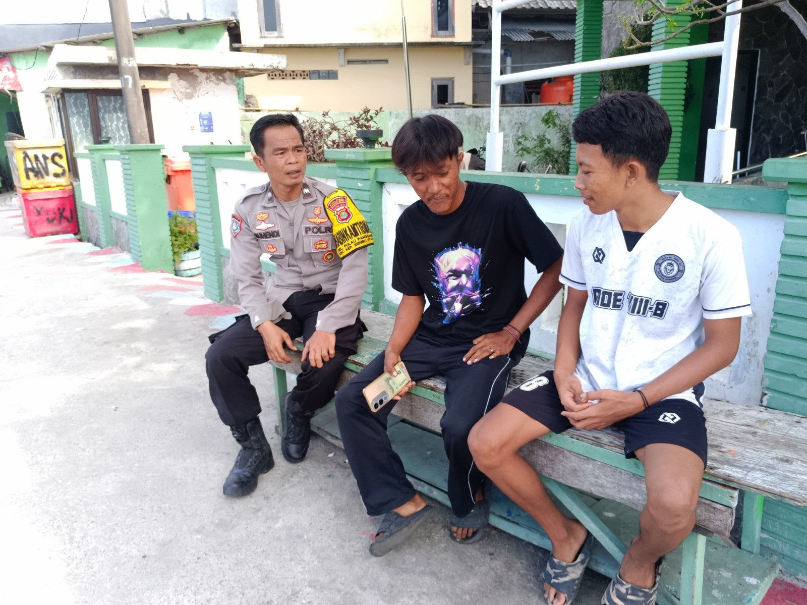 Bhabinkamtibmas Pulau Panggang Sambangi Warga, Ajak Bersama Jaga Kamtibmas dan Lingkungan Wisata Aman