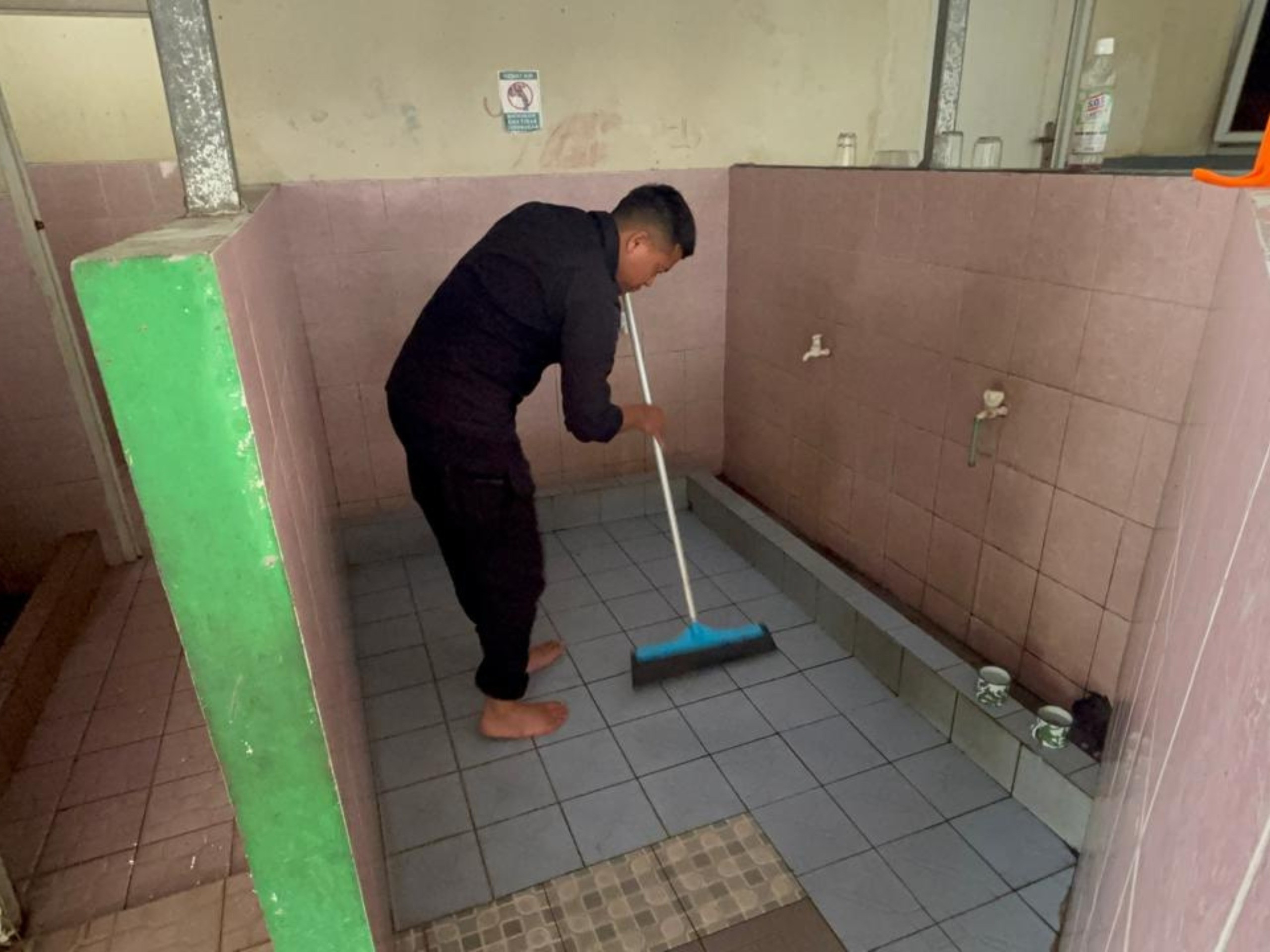 Brimob Metro Jaya Gelar Gerakan ASRI, Masjid dan Lingkungan Warga Ciputat Jadi Lebih Bersih