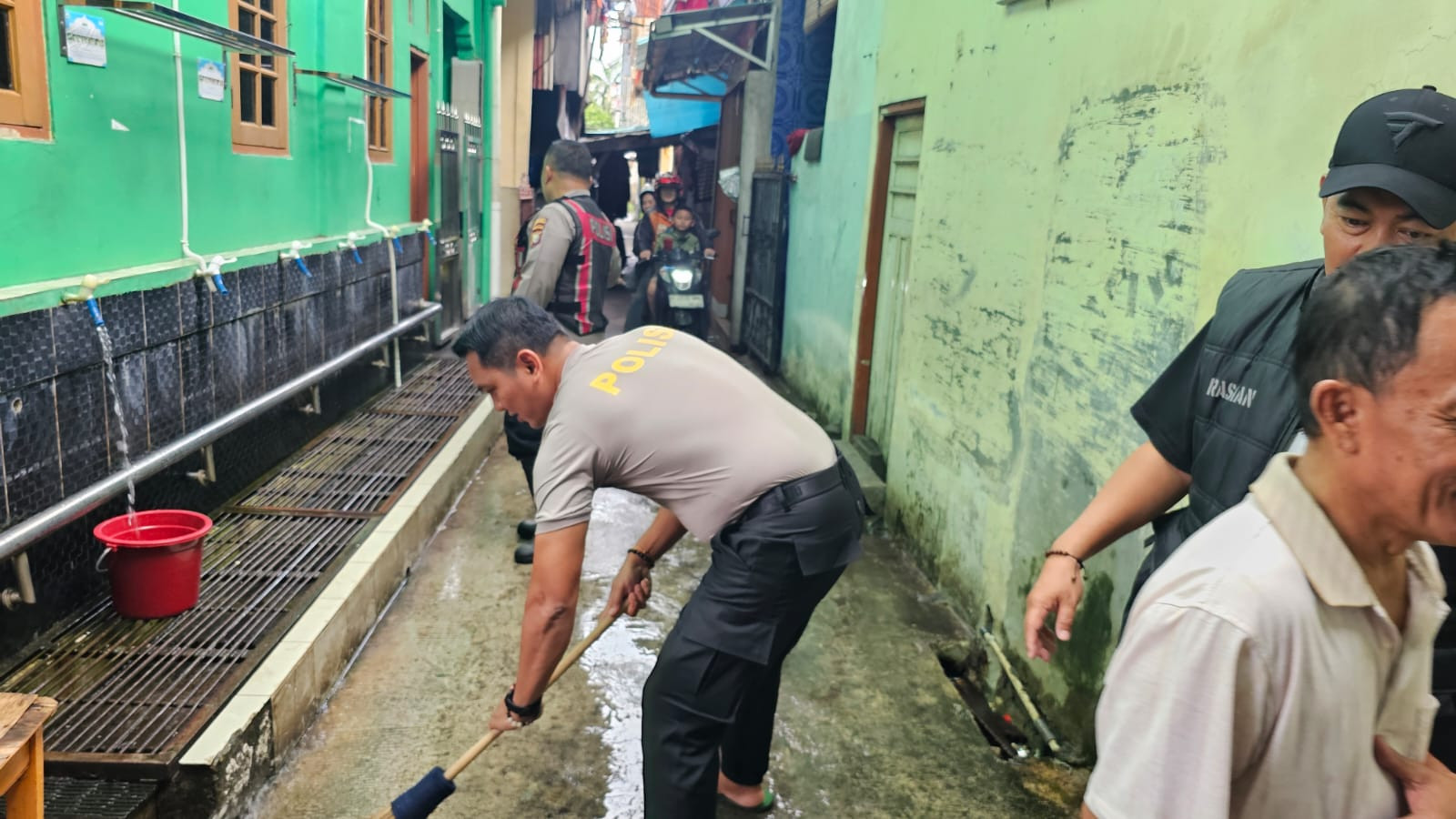 Polsek Pademangan Gelar Program Bang Jasri, Bersih-Bersih Tempat Ibadah Wujudkan Jakarta Asri