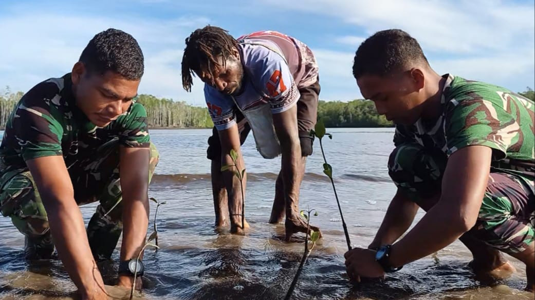 Bersatu Dengan Alam, Satgas TMMD Kodim 1710/Mimika Tanam Ribuan Bibit Mangrove