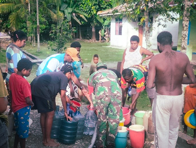 Koramil 1710-07/Mapurujaya Salurkan Bantuan Air Bersih untuk Warga Kampung Mwuare