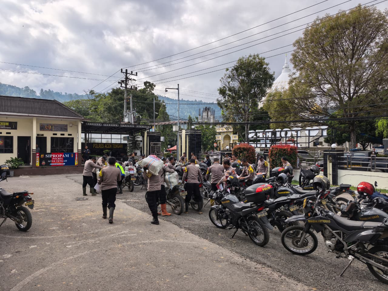 Polres Aceh Tengah Salurkan Bantuan Logistik ke Tiga Kecamatan Terdampak Bencana