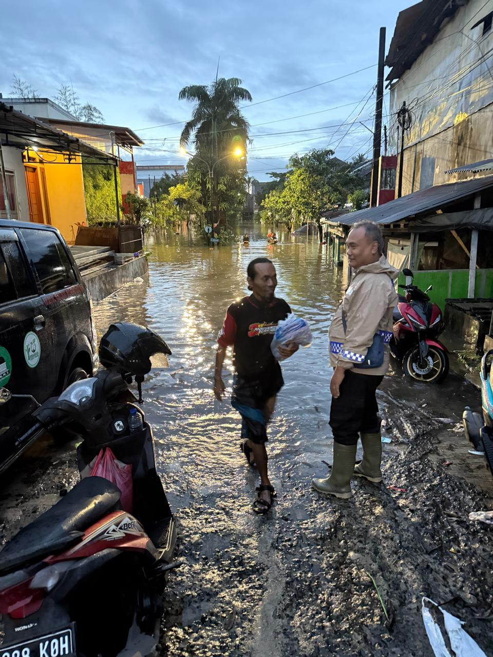 Polsek Rawalumbu Lakukan Monitoring Genangan Air di Wilayah Pengasinan, Warga Diimbau Tetap Waspada