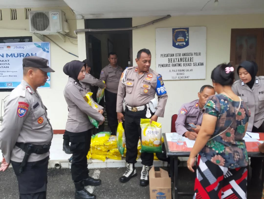 Warga Antusias Sambut Gerakan Pangan Murah di Polsek Bekasi Selatan