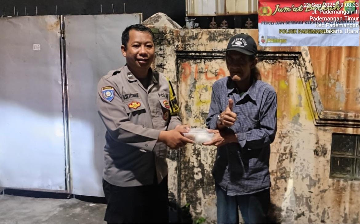 Polsek Pademangan Gelar Jumat Berkah, Bagikan Nasi Kotak untuk Warga