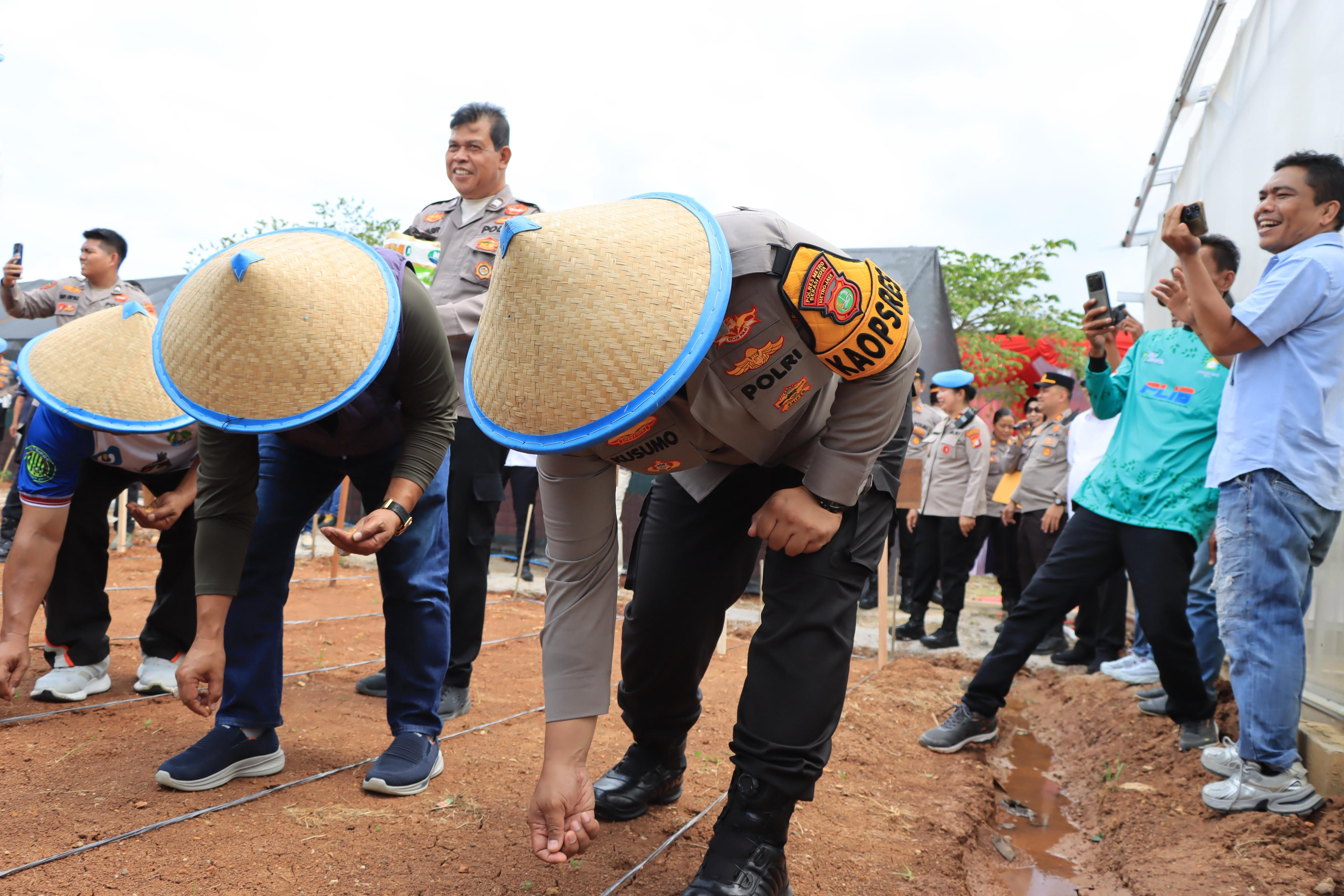 LAUNCHING PENANAMAN JAGUNG DAN PENYEBARAN BENIH IKAN, POLRES METRO BEKASI KOTA GELAR PROGRAM KETAHANAN PANGAN