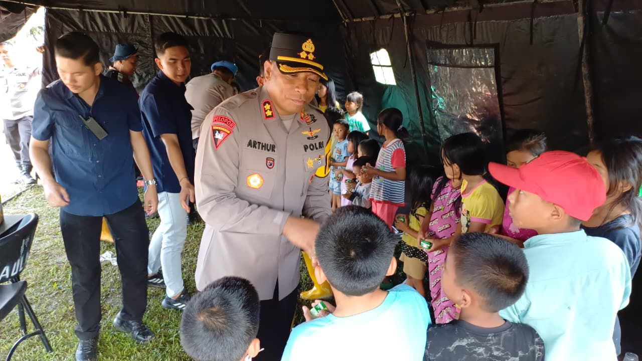 Sentuhan Kepedulian: Polres Humbahas Berikan Trauma Healing bagi Anak Korban Bencana