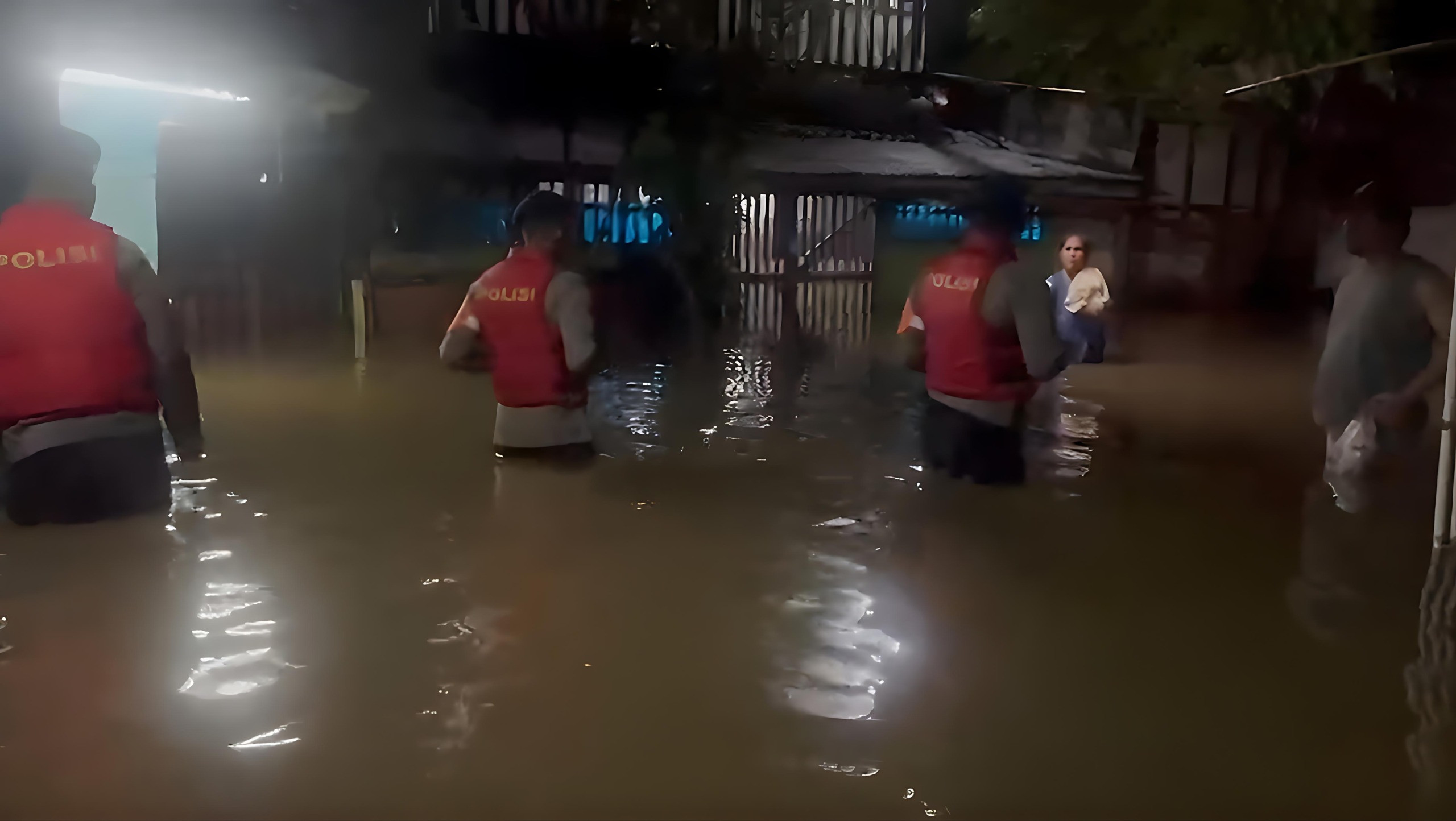 Tim SAR Brimob Polda Metro Jaya Evakuasi dan Berikan Bantuan Pelayanan Kepada Warga Di lokasi Banjir