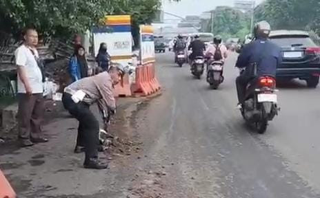Kepedulian Lalu Lintas Polsek Pondok Gede "Bersihkan dan Tutup Lubang Eks Galian"