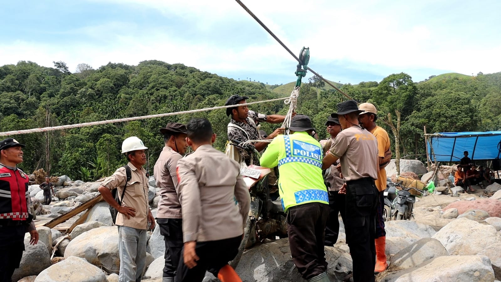 Polres Bener Meriah dan Brimob Pasang Tali Sling, Pulihkan Akses Warga Pasca Bencana di Bener Meriah dan Aceh Tengah