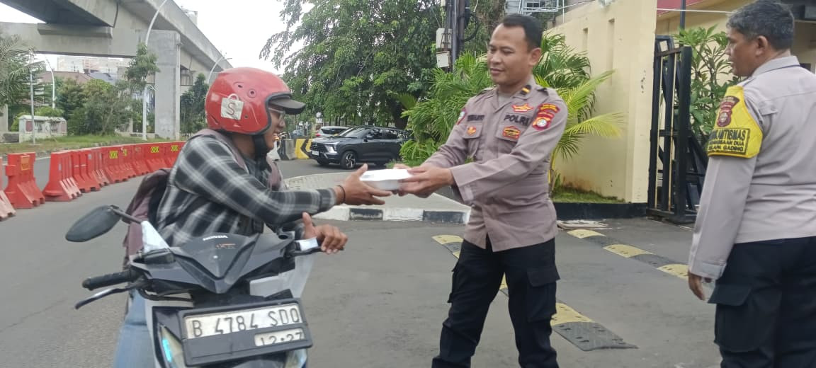 Polsek Kelapa Gading Gelar Jumat Berkah, Bagikan 50 Nasi Kotak untuk Ojol dan Warga