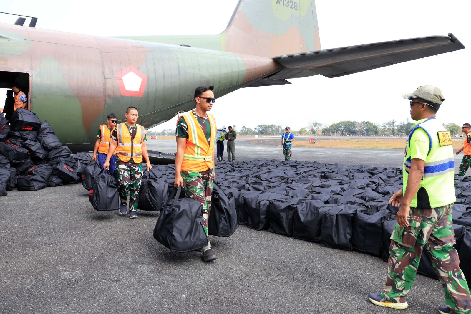 Hercules TNI AU Kembali Tiba di Lanud Sjamsudin Noor, Bawa Ratusan APD Bantuan Kemhan RI dan Masker Dari Puskes TNI AU Untuk Perkuat Penanganan Karhutla Kalsel