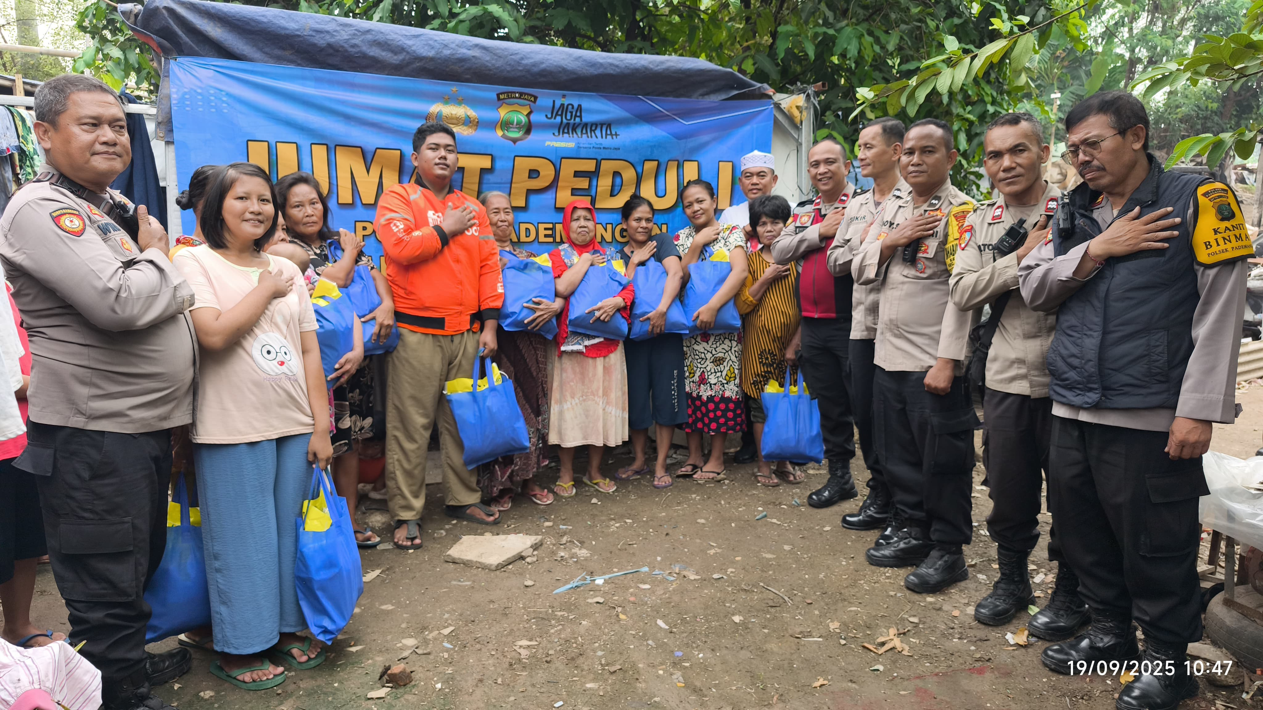 Polsek Pademangan Gelar "Jumat Peduli", Bagikan Paket Sembako untuk Warga Kurang Mampu di Slum Area Ancol