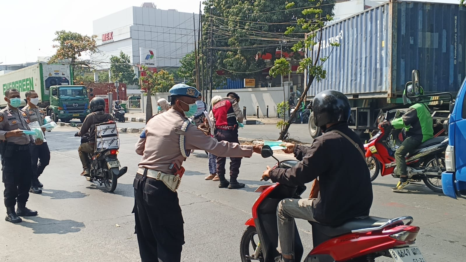 Polsek Metro Penjaringan Bagikan Masker kepada Pengguna Jalan, Antisipasi Dampak Abu Vulkanik Erupsi Gunung Anak Krakatau