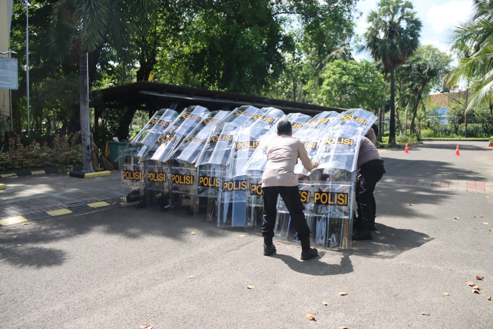 Polres Kepulauan Seribu Tingkatkan Kesiapsiagaan Personel Lewat Latihan Dalmas di Marina Ancol