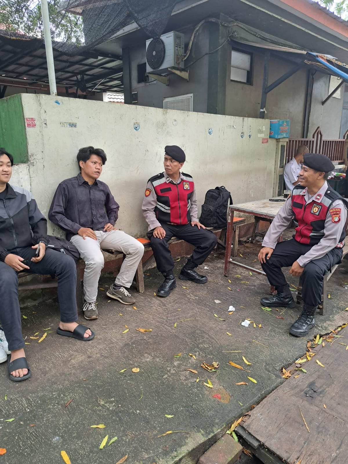 Hadir di Tengah Pemukiman, Sat Samapta Polres Metro Bekasi Kota Gelar Patroli Jalan Kaki di Kampung 200 Margajaya