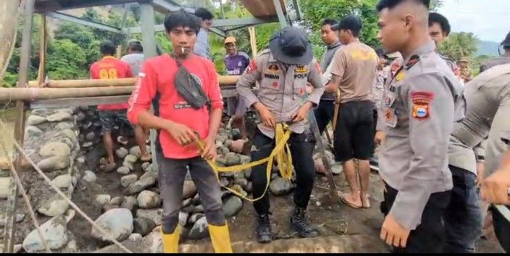 Polri Gerak Cepat Respon Pidato Presiden Prabowo, Satbrimobda Sulseng Bangun Jembatan Gantung di Soppeng