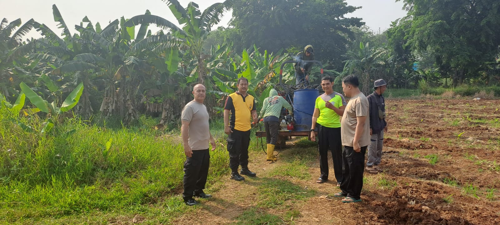 Dukung Ketahanan Pangan, Polsek Jatiasih Lakukan Penyiraman Lahan Jagung di Jatimekar