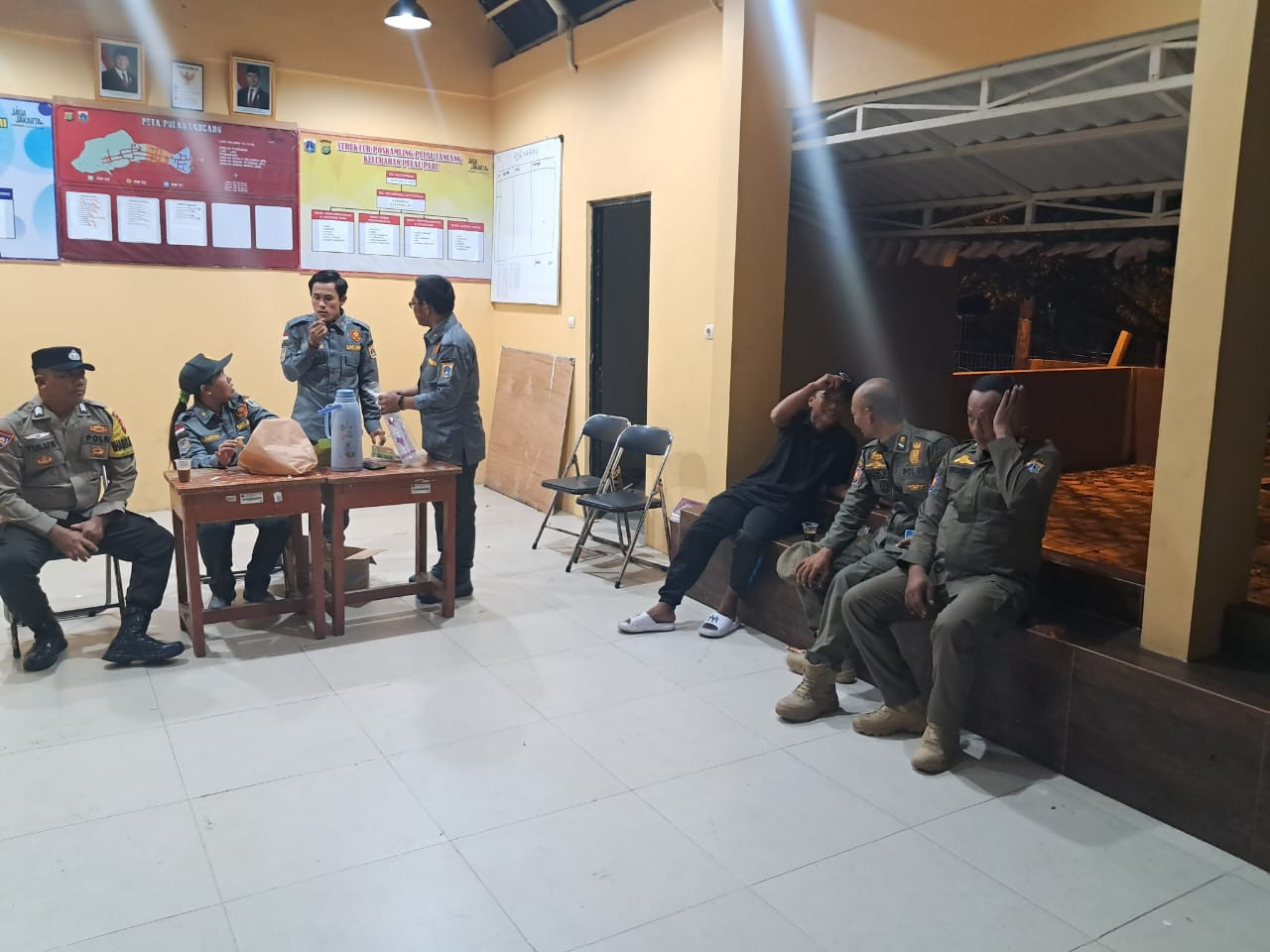 Patroli Malam Gabungan di Kepulauan Seribu Selatan, Polisi–TNI Sambangi Warga Perkuat Rasa Aman Lingkungan