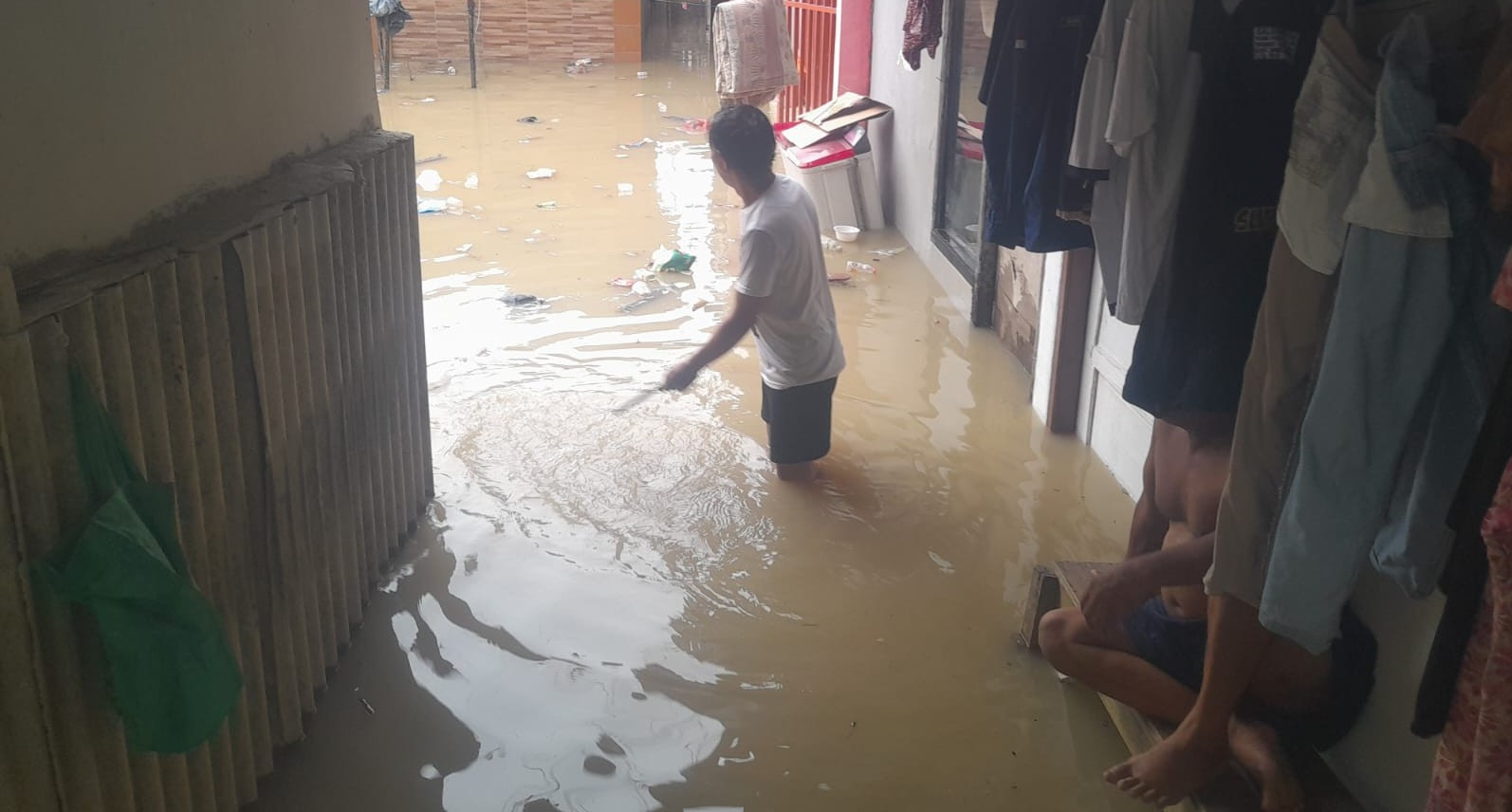 Bhabinkamtibmas Monitoring Banjir Kiriman di Teluk Pucung, Warga Diimbau Mengungsi