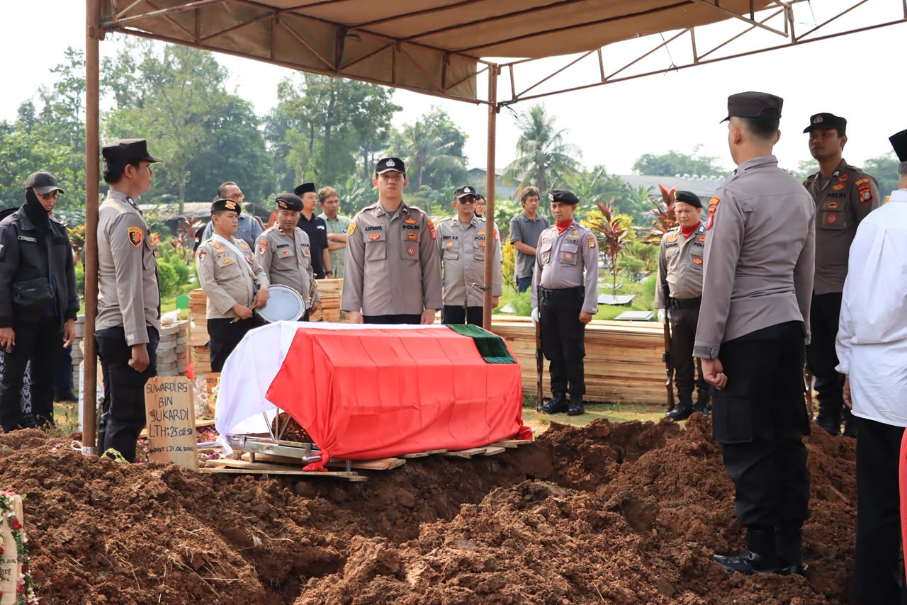 Polres Metro Bekasi Kota Lepas AKP Sugiarto dengan Upacara Kedinasan Penuh Khidmat
