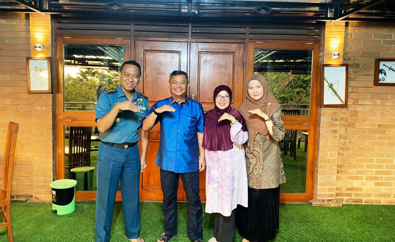 Peringati Hari Armada RI Tahun 2025, Komandan Lanal Bandung Anjangsana Ke Pangarmabar/Pangarmada Laksamana TNI (Purn) Achmad Taufiq Rochman