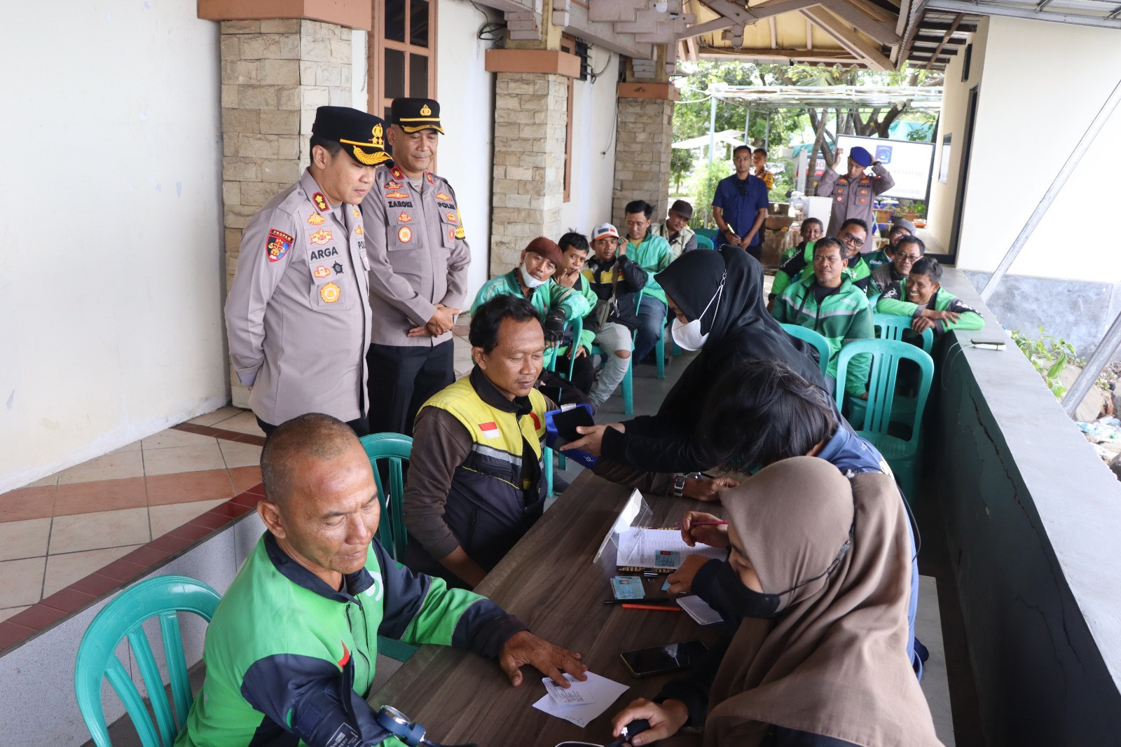 Polres Kepulauan Seribu Gelar Jum’at Peduli: Pemeriksaan Kesehatan Gratis dan Sembako untuk Ojol dan Warga