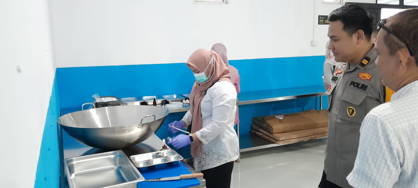 Sidokkes Polres Kepulauan Seribu Ambil Sampel Air dan Makanan di SPPG Polri Cipinang Muara untuk Uji Kelayakan Kesehatan