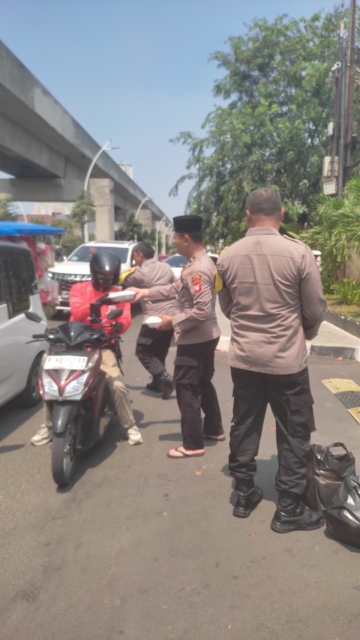 Jumat Berkah, Polsek Kelapa Gading Bagikan 50 Nasi Kotak untuk Ojol dan Warga
