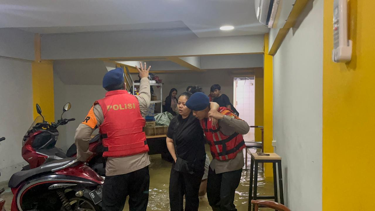 Sigap Tanpa Menunggu, Gegana Brimob Evakuasi Warga Terjebak Banjir di Daan Mogot
