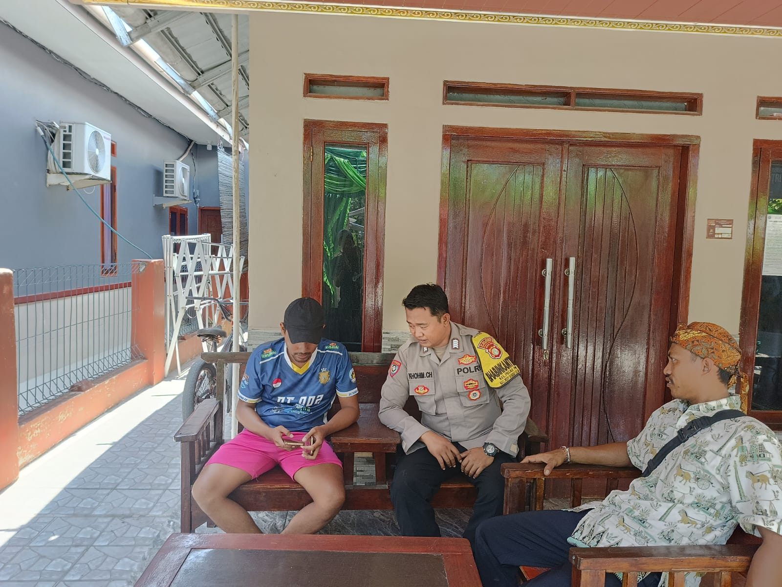 Bhabinkamtibmas Pulau Pari Ajak Warga Perkuat Sinergi Jaga Kamtibmas dan Lingkungan Wisata