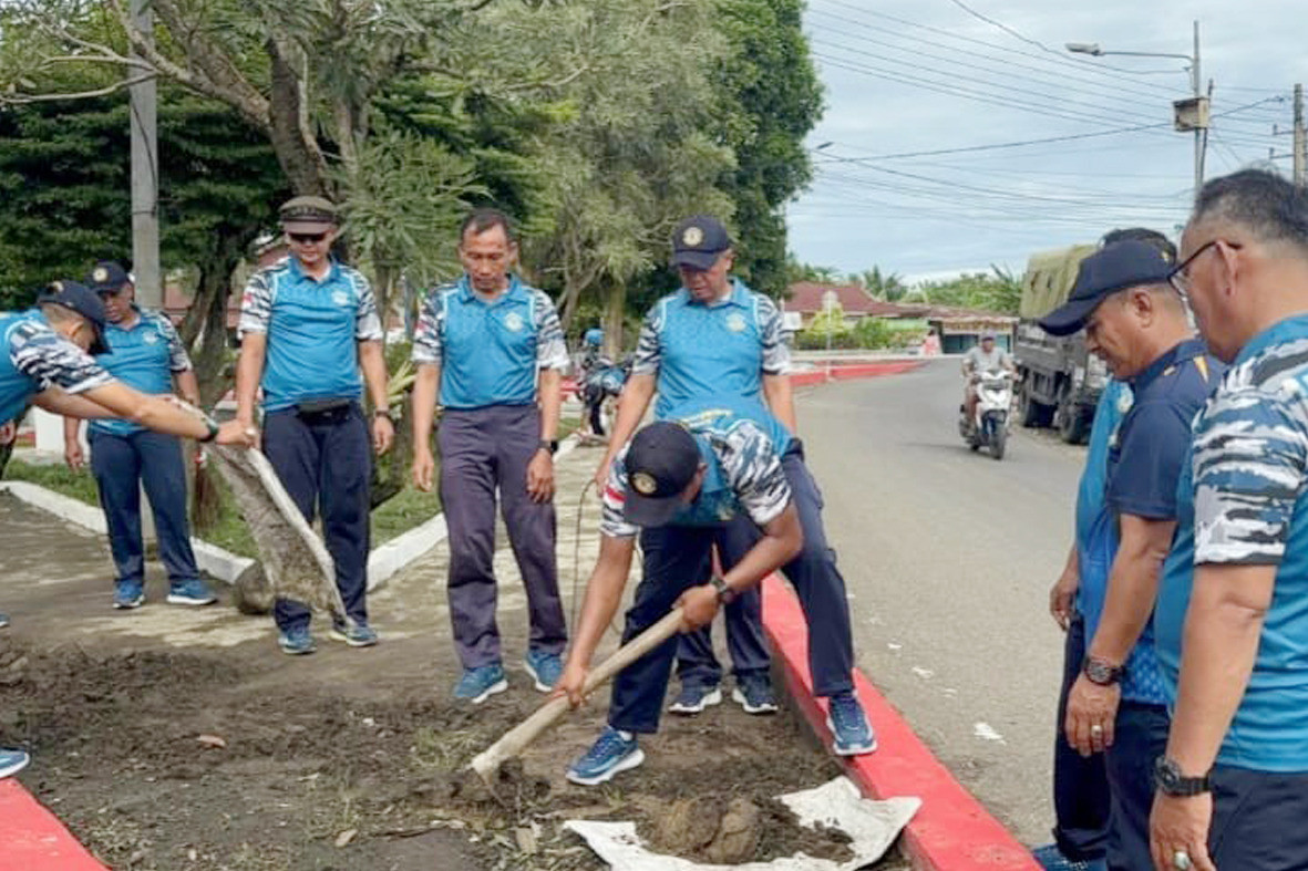 Prajurit Lanal Bengkulu Rawat dan Bersihkan Tugu Hiu Sambut Hari Dharma Samudera