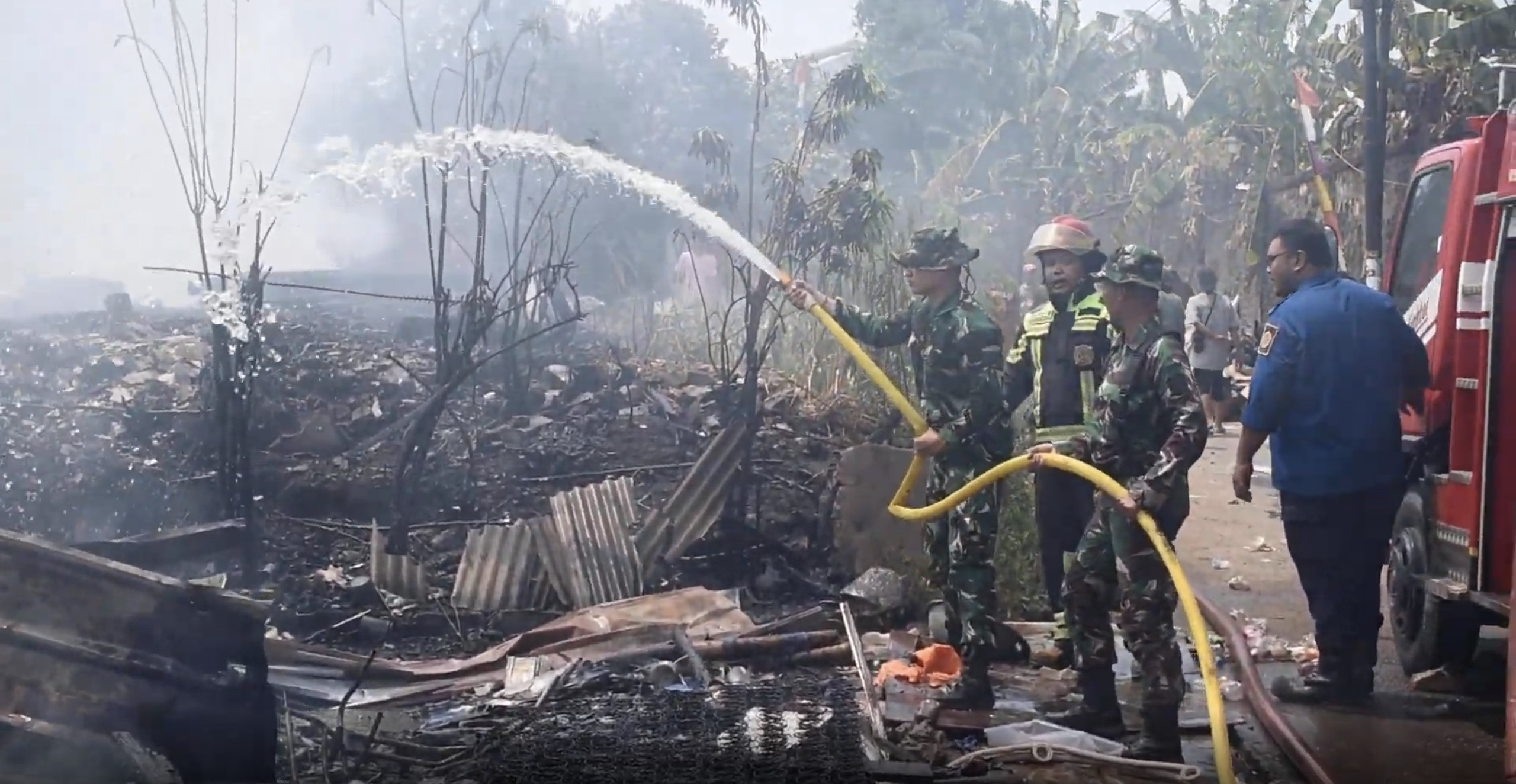 Prajurit Yonif PIK 202/TM Sigap Bantu Padamkan Kebakaran di Rawalumbu, Bekasi