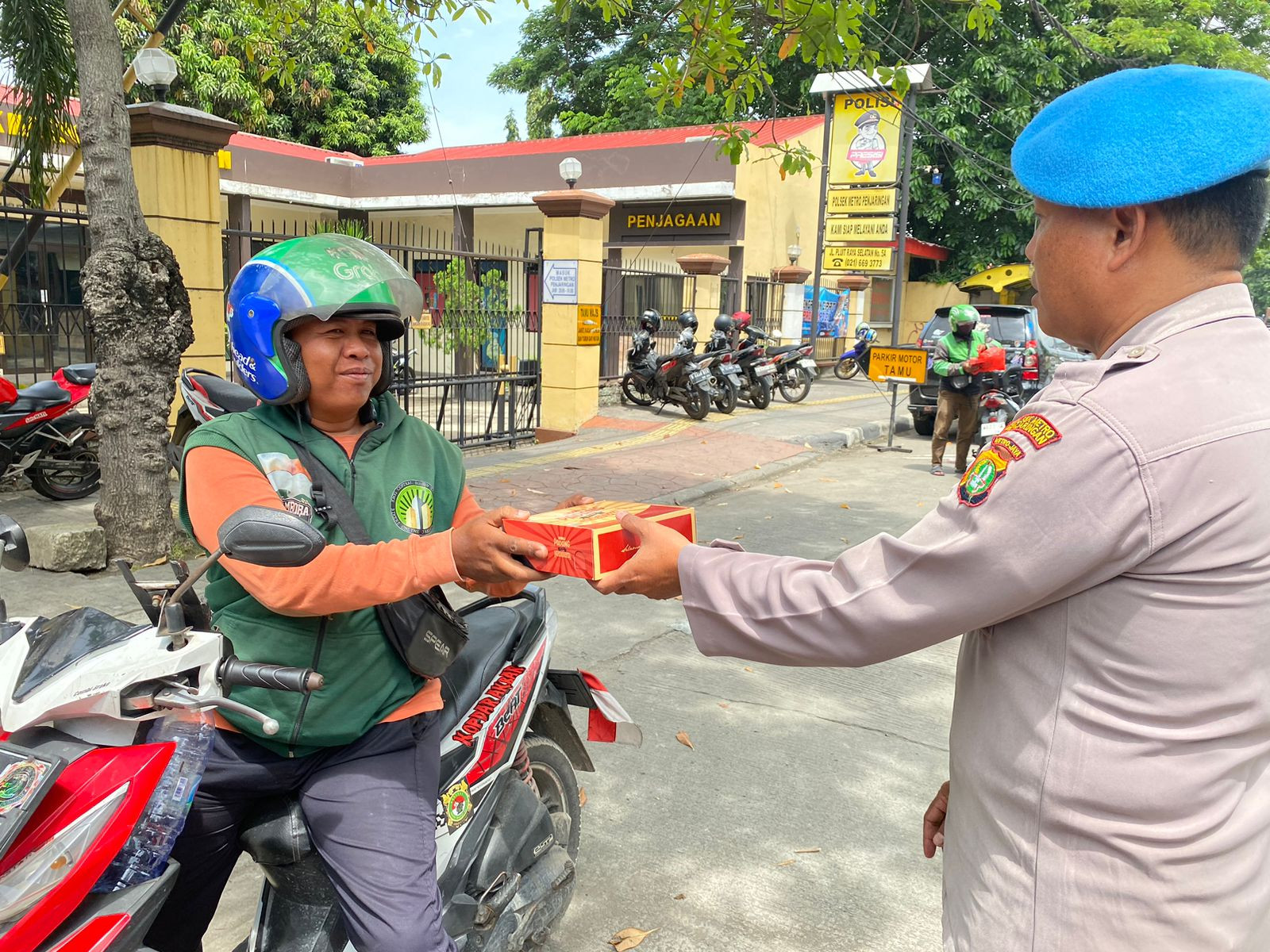 Polsek Metro Penjaringan Gelar “Jumat Berkah”, Bagikan Ratusan Makanan Siap Saji untuk Warga dan Pengemudi
