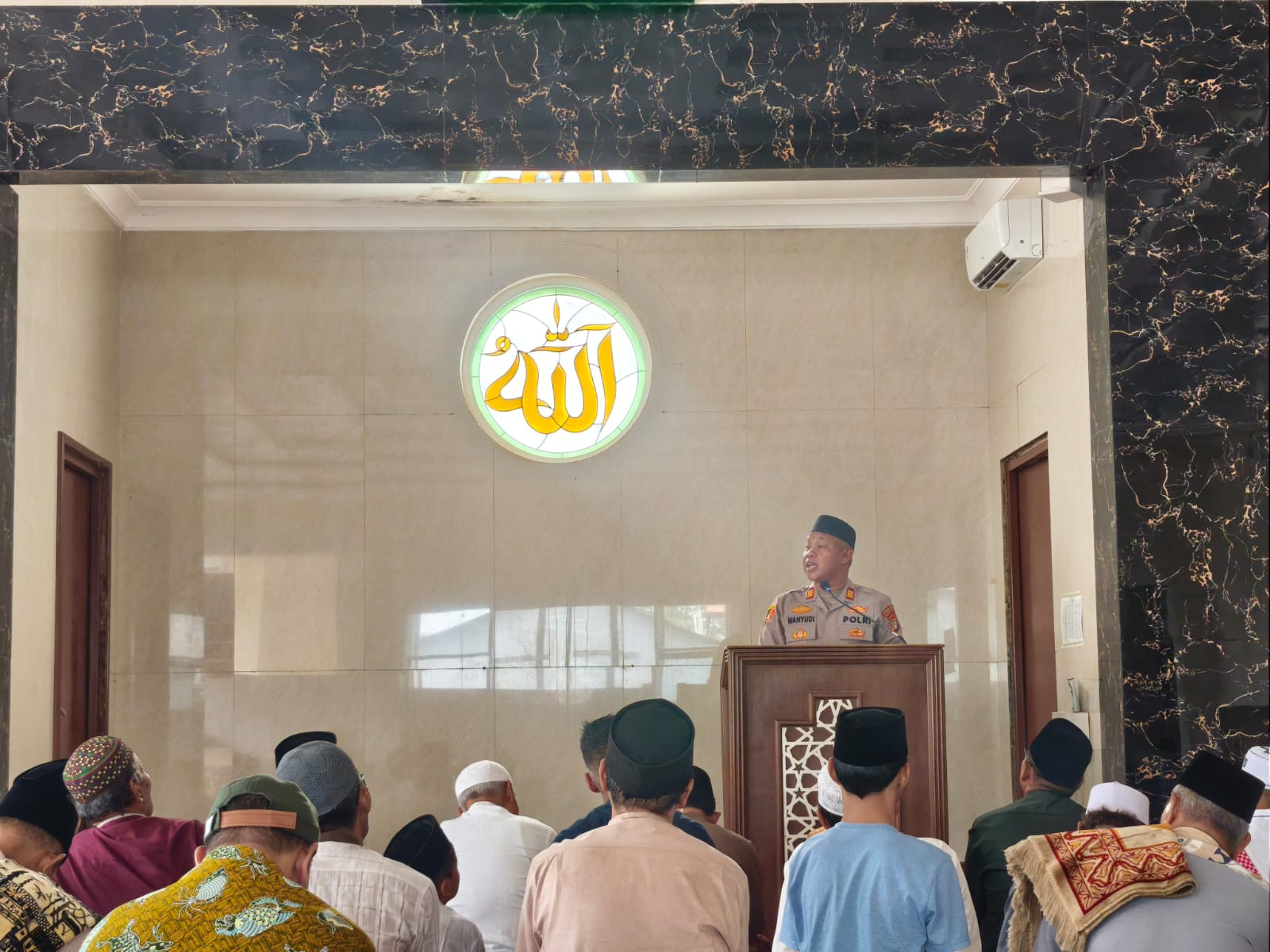 Kapolsek Bekasi Barat Salat Jumat Bersama Warga, Ajak Jaga Kondusivitas Kamtibmas Melalui Program Jaga Jakarta On The Spot