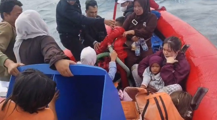 Evakuasi Heroik di Laut, Polsek Kepulauan Seribu Selatan Bersama Damkar Selamatkan 61 Penumpang KM Sumber Makmur