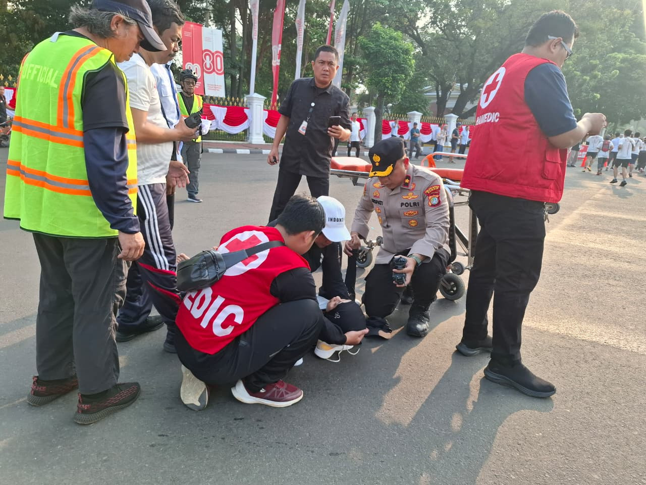 Kapolsek Metro Gambir Sigap Selamatkan Peserta Merdeka Run 8K Yang Kelelahan