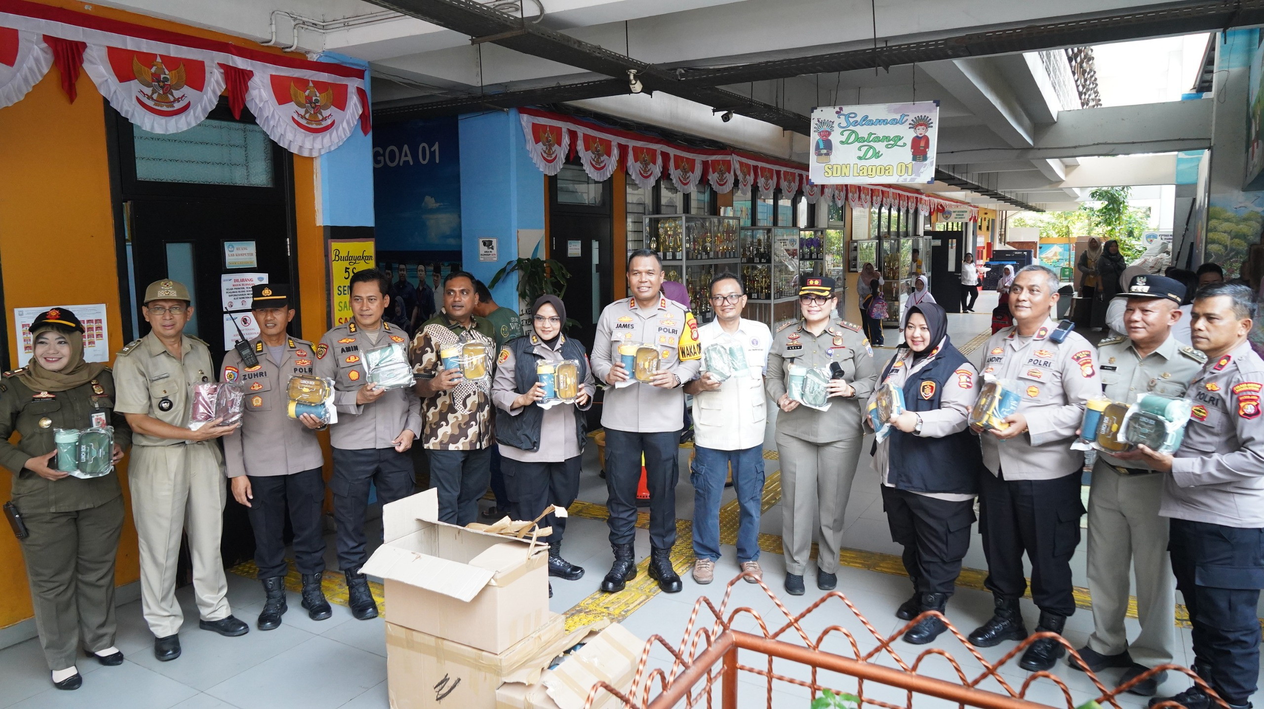 Polsek Koja dan Ratusan Dokter Gelar Bakti Sosial Kesehatan dan Pembagian Beras di SDN Lagoa