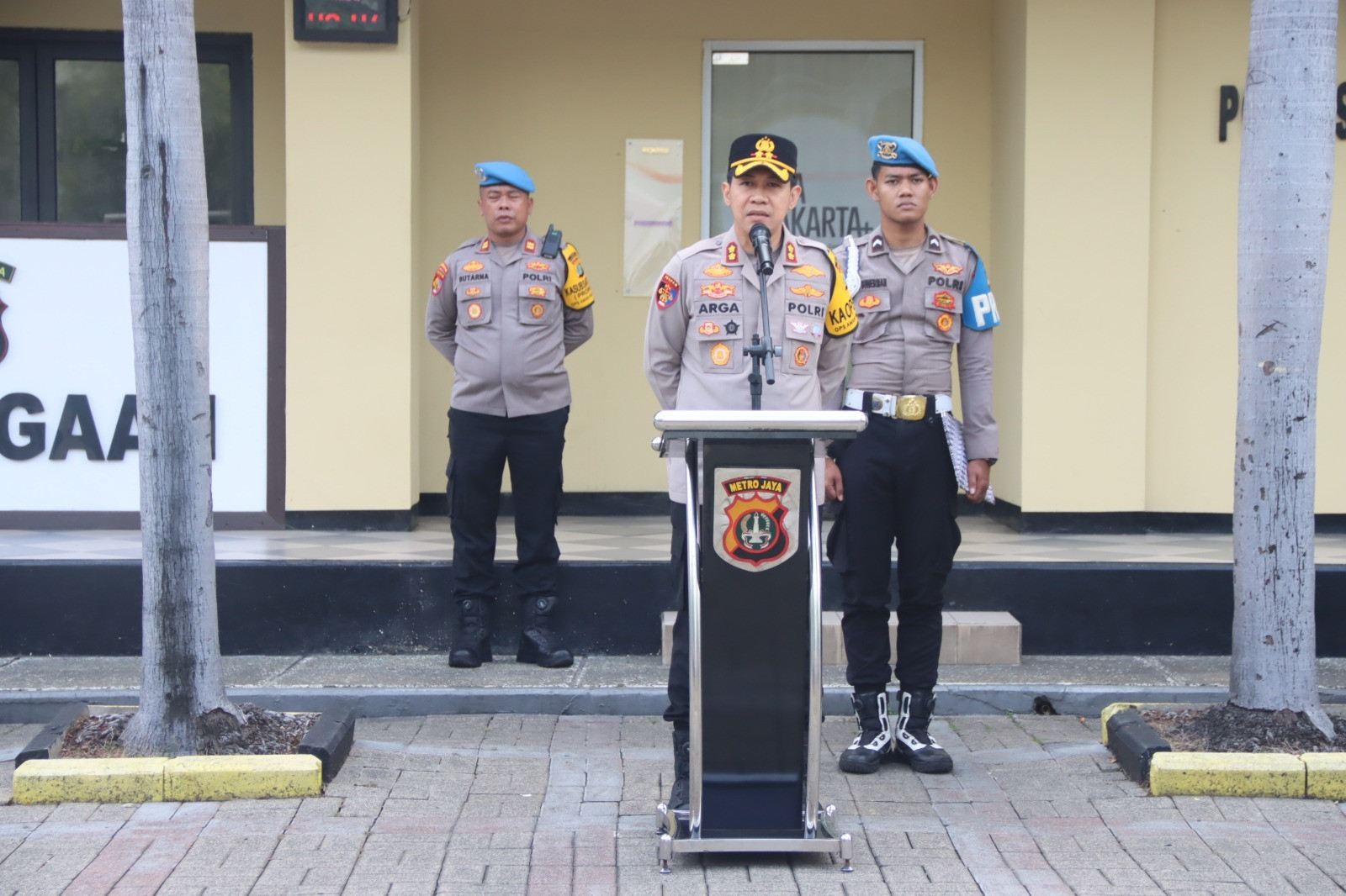 Kapolres Kepulauan Seribu Pimpin Apel Pagi, Tegaskan Disiplin Personel dan Ingatkan Soal Hindari Gaya Hidup Hedonis