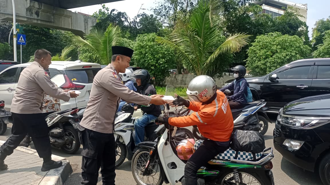 Polsek Kelapa Gading Gelar Jumat Peduli, Bagikan Nasi Kotak untuk Ojol dan Warga