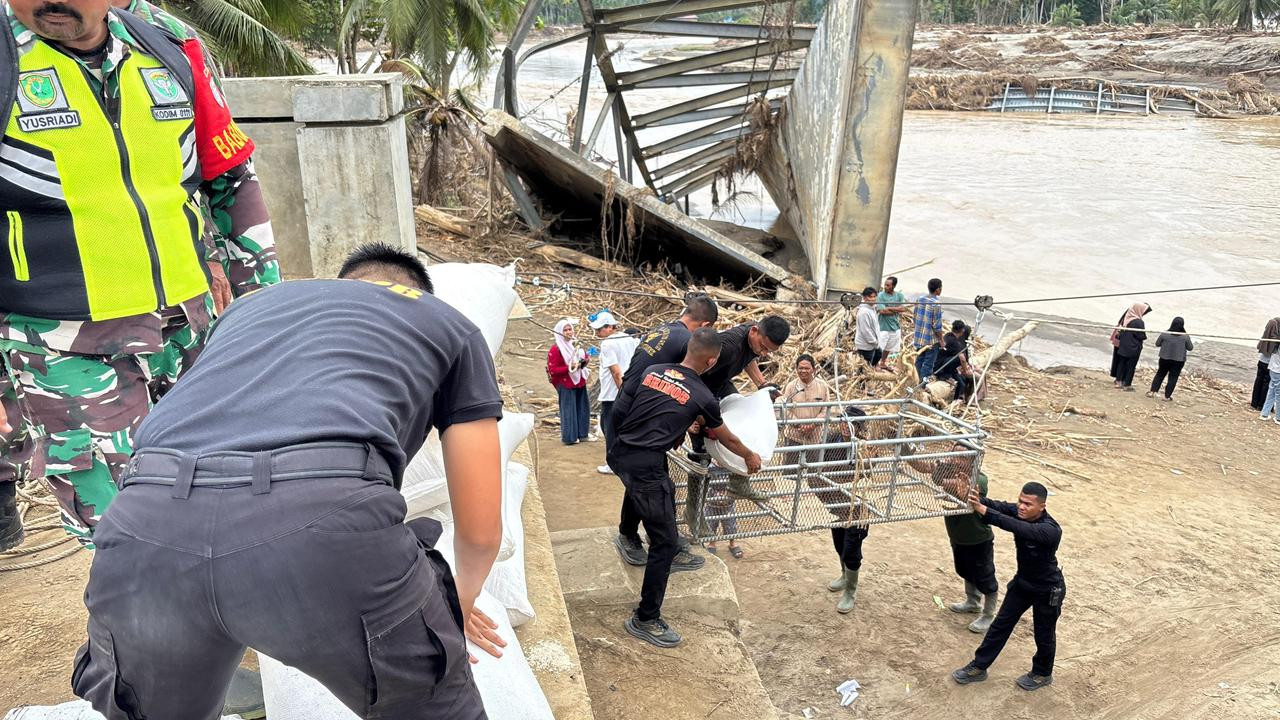Gunakan Jembatan Sling Baja, Brimob Polda Aceh Bantu Salurkan Bantuan Logistik Untuk Masyarakat