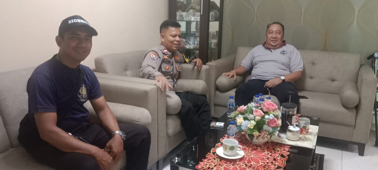 Bhabinkamtibmas Jatiluhur Jalin Silaturahmi dan Ajak Warga RW 08 Bersinergi Jaga Kamtibmas