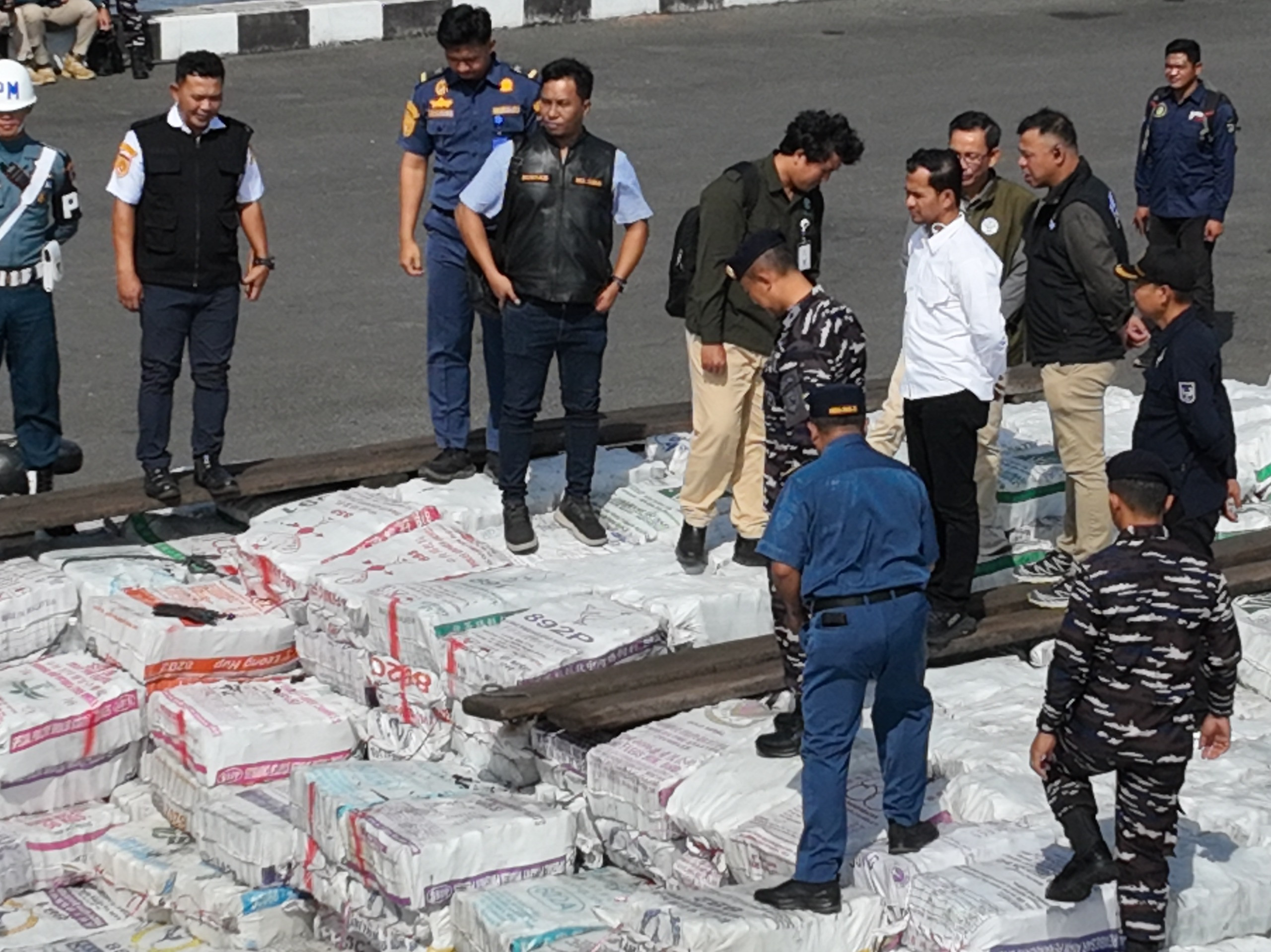 Lanal Dumai Bersama Tim Satgas Gabungan TNI AL, Berhasil Gagalkan Penyelundupan 200 Ton Arang Bakau di Perairan Kepulauan Meranti