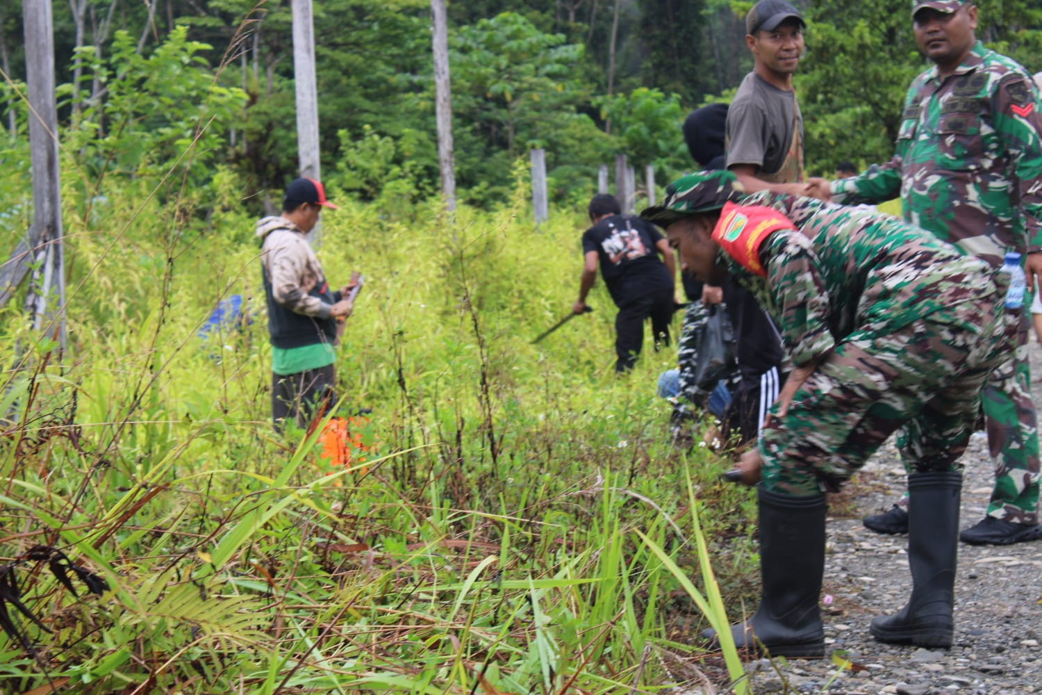 Kodim 1715/Yahukimo Gelar Karya Bakti Pembersihan Lingkungan Bersama Masyarakat