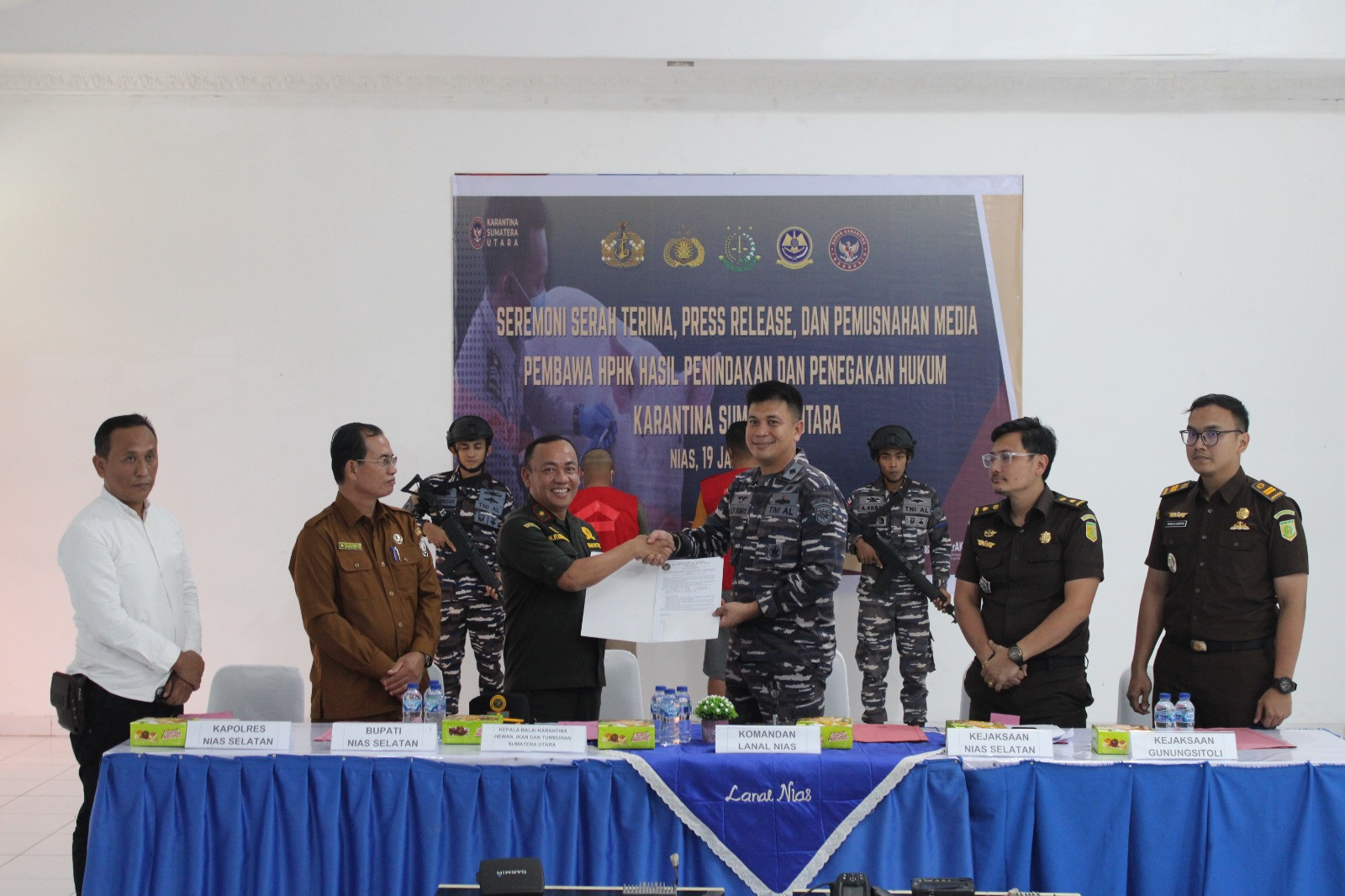 Tegakkan Hukum dan Cegah Hama Penyakit, Lanal Nias Serahkan Perkara Karantina serta Musnahkan 227 Ekor Babi Ilegal