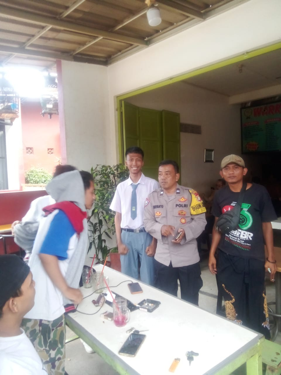 Cegah Tawuran, Bhabinkamtibmas Bekasi Jaya Sekaligus Sosialisasi Penerimaan Bintara Brimob Polri 2026