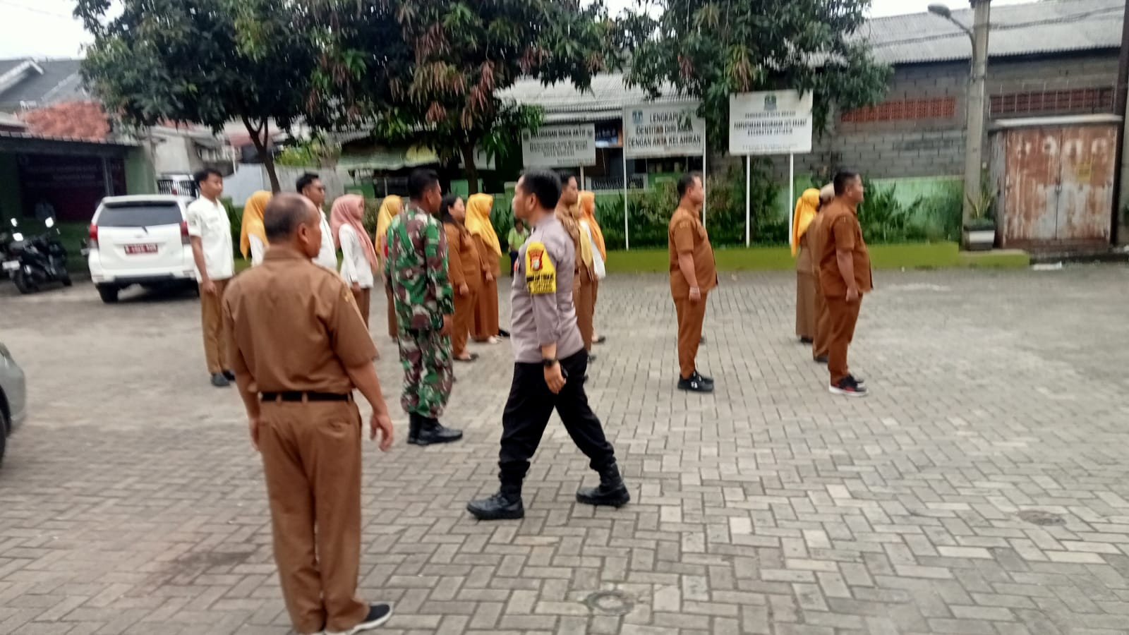 Bhabinkamtibmas dan Babinsa Jatikramat Latih PBB Sambut HUT RI ke-80