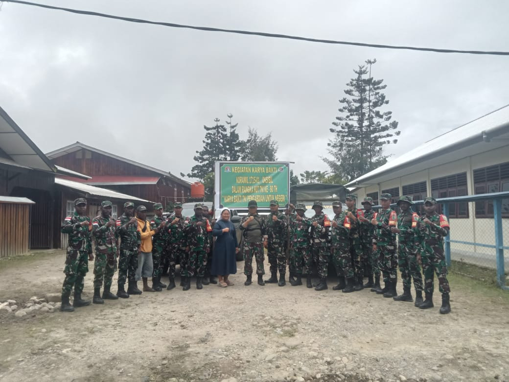 Sambut HUT TNI Ke-80, Babinsa Koramil 1715-01/Oksibil Kodim 1715/Yahukimo Laksanakan Karya Bakti di Kesusteran dan Gereja Gidi Kab. Pegunungan Bintang