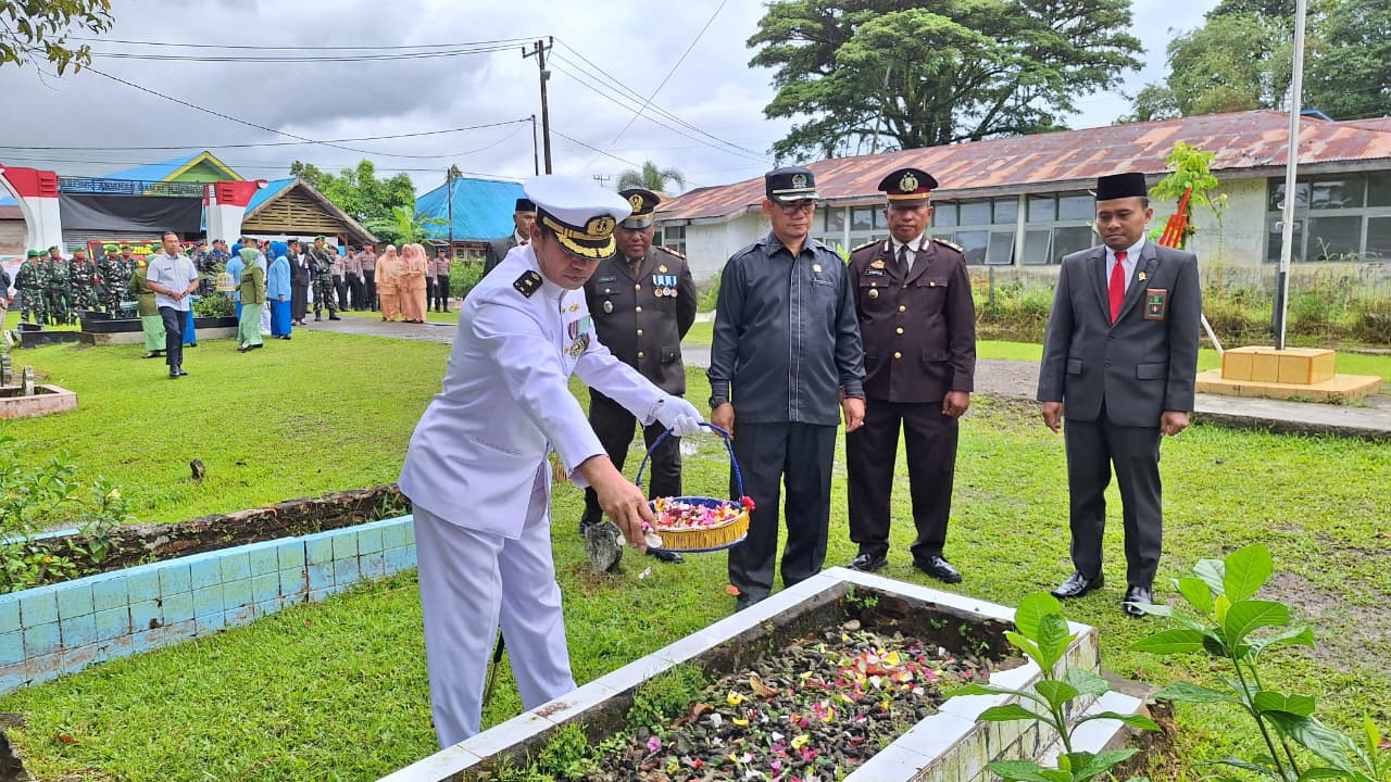 Palaksa Lanal Simeulue Pimpin Upacara Ziarah Nasional dan Tabur Bunga di Taman Makam Pahlawan Bahagia
